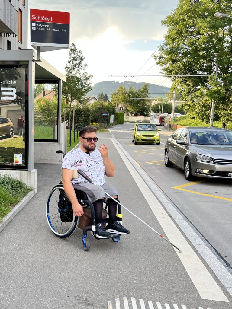 David Herzmann wartet an der Bushaltestelle aus den Bus.